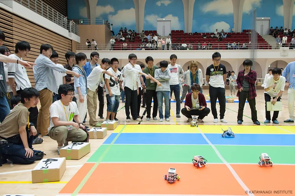 タイヤを使わずに走行する、コースはあるがコースアウトはないレース