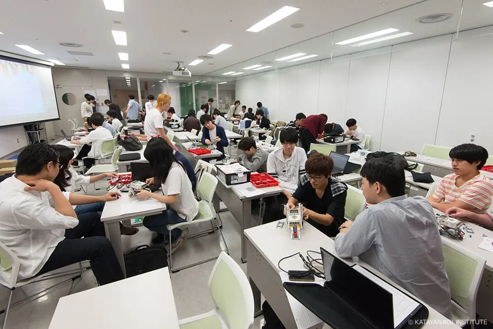 教室の各テーブルで機体の組み立てを行っている様子