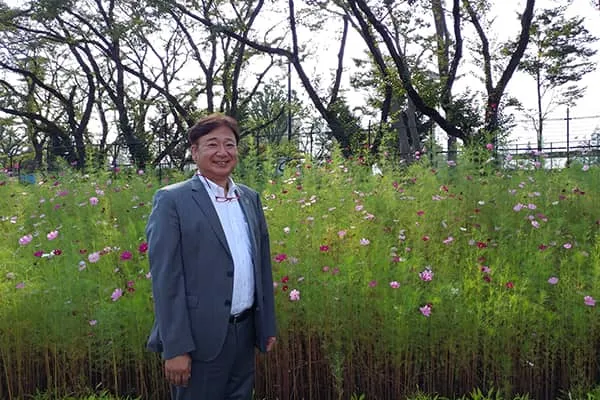 まだ緑の葉が鮮やかな、ピンクや赤、白のコスモスたちと記念撮影