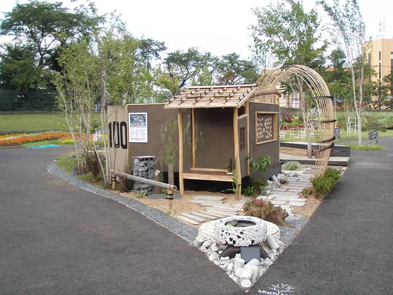 土壁と軒があり、奥に点茶のコーナーがありそうな景観の作品