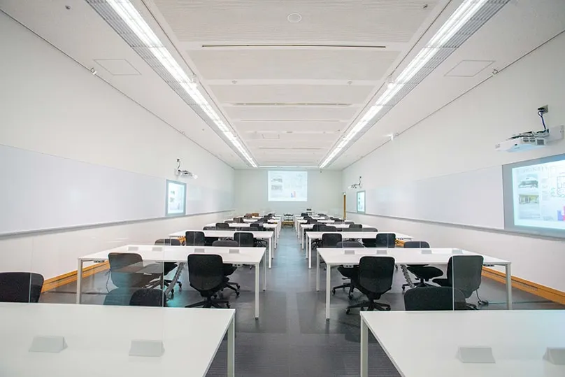 スタジオ後方からの全景