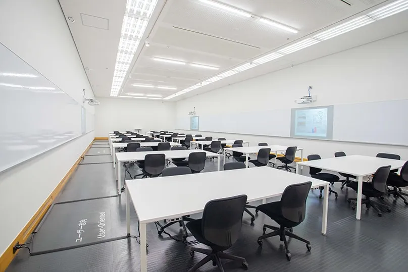 スタジオ後方から斜めに壁面の構造が分かるよう撮影した画像