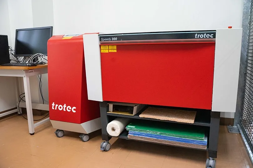 腰から胸くらいの高さがあり、デスク2つ分くらいの横幅がある加工機