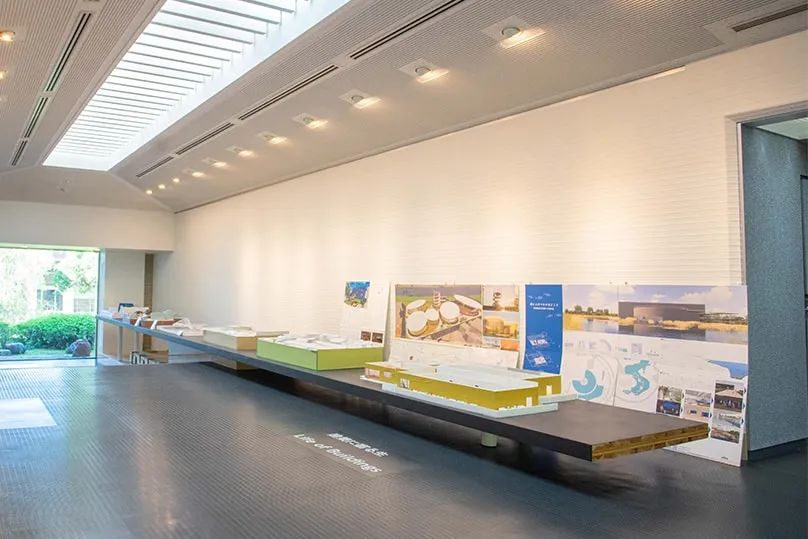 奥に外の緑の景観が見える、すっきりと整った落ち着く空間