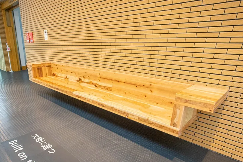 壁に張り付けて固定されている座るのがドキドキなベンチ