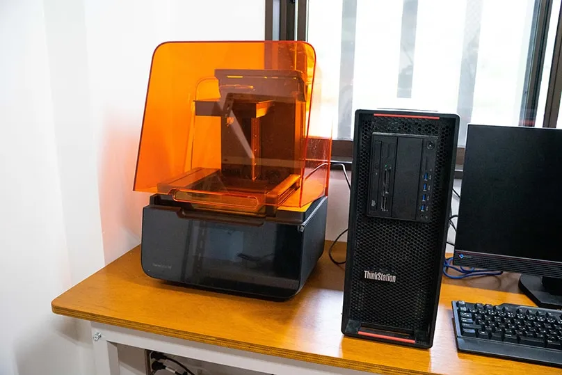 PCの隣に設置されているコンテナ型の3Dプリンター