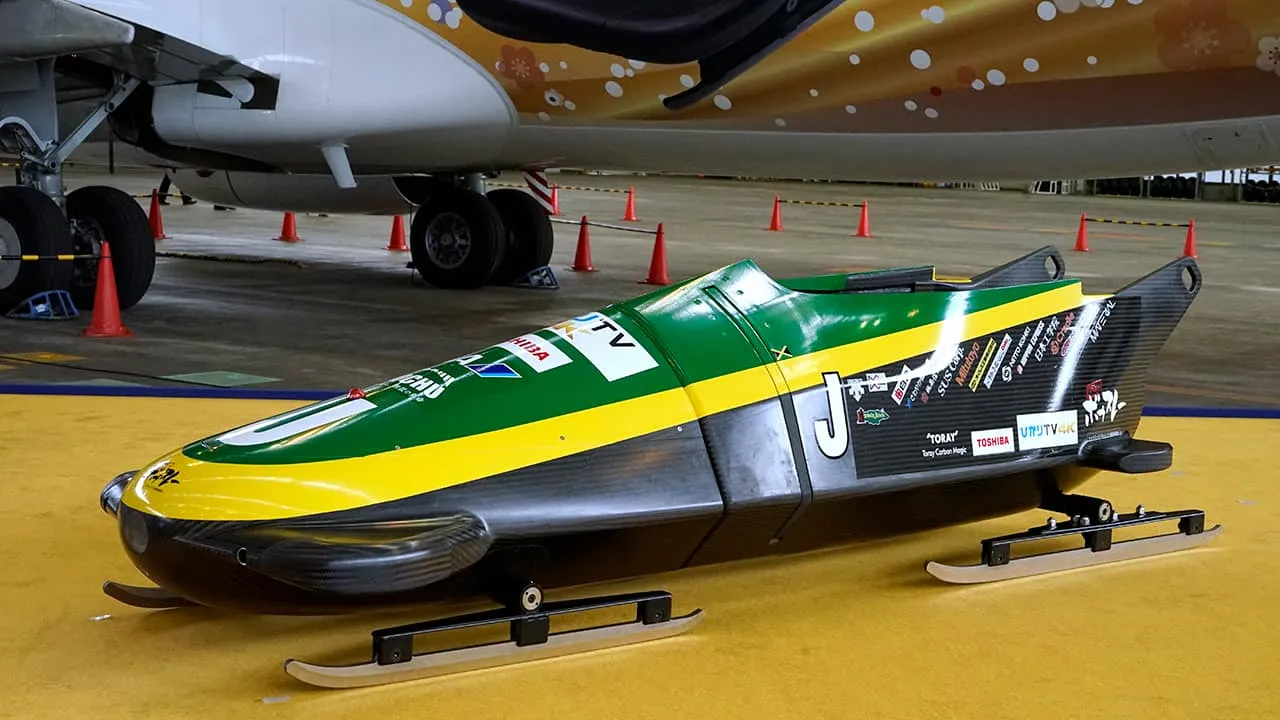 ジャマイカチームのJと書かれた緑と黄色の国旗カラーにスポーンサーロゴが並んでいる機体