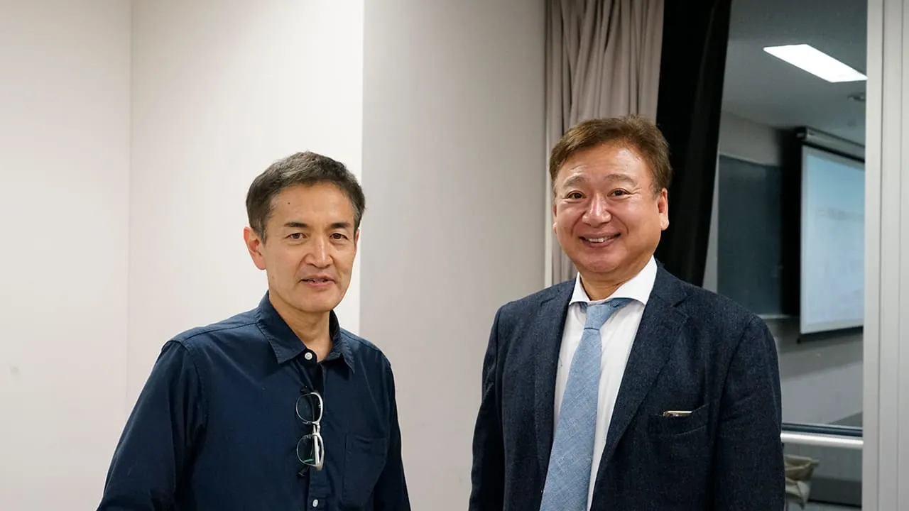 濃紺のシャツと濃紺のスーツで偶然リンクコーデになった特別講師と好調のツーショット