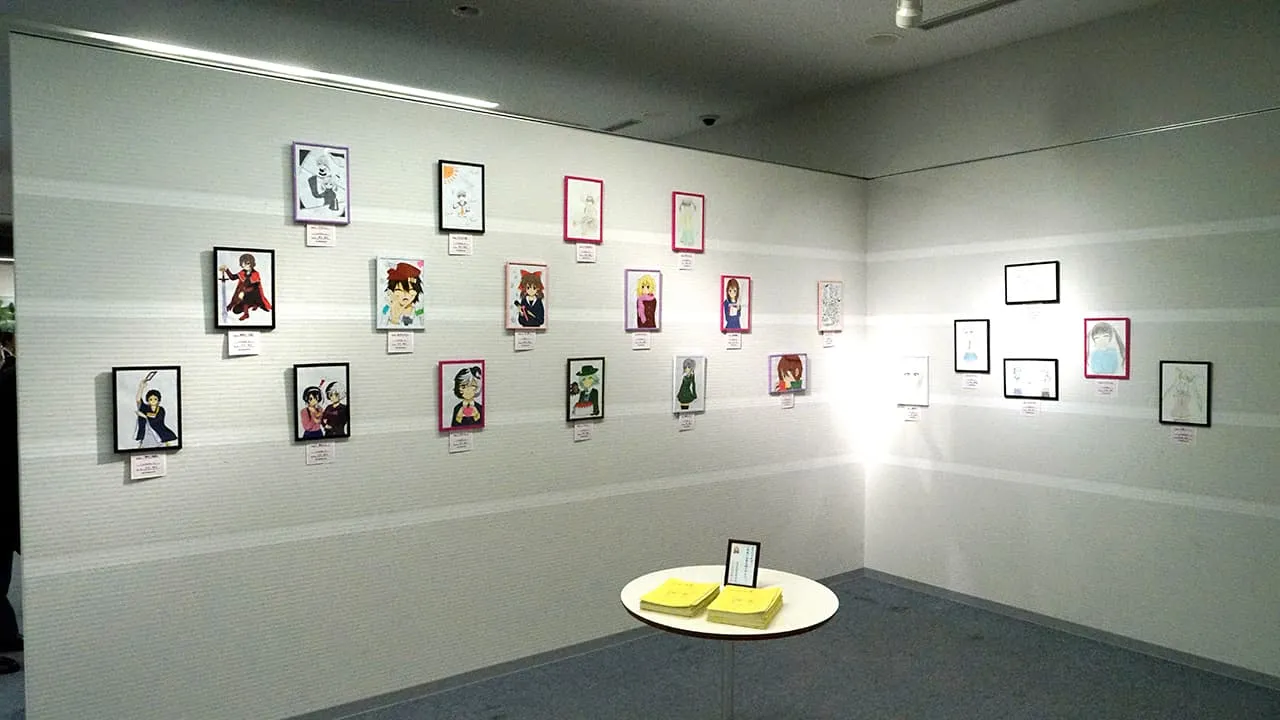 イラスト系の作品が展示されている壁面の風景
