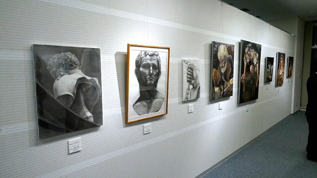 デッサンや絵画など美術系の作品が並んでいる壁