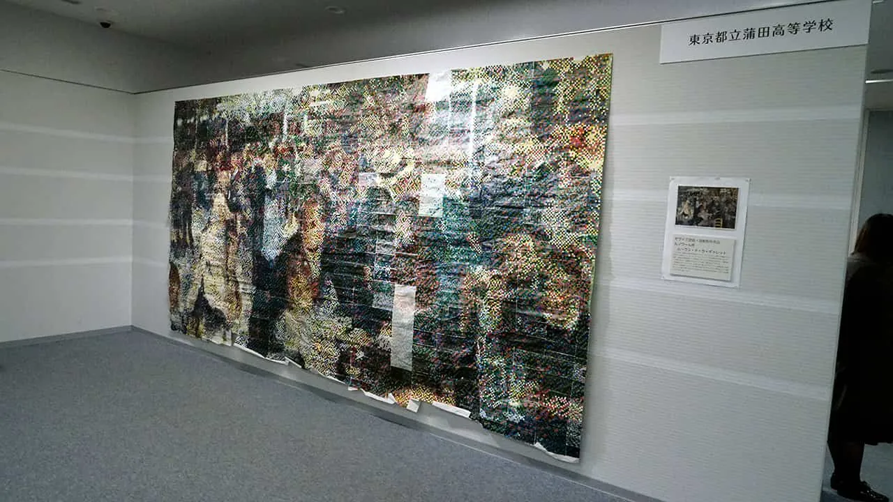 壁面をほぼ1枚分使用するサイズのモザイクアートの大作