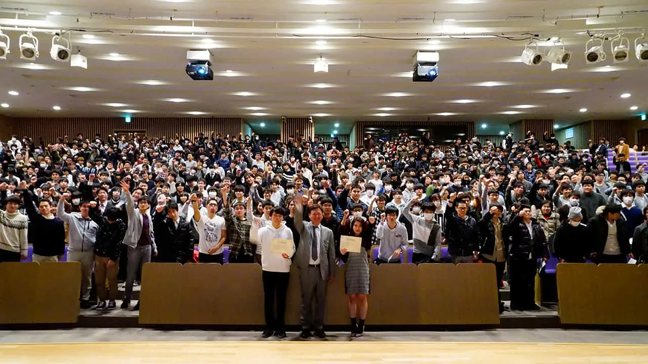 最後は会場の全員で、拳を天へ突き上げて記念撮影