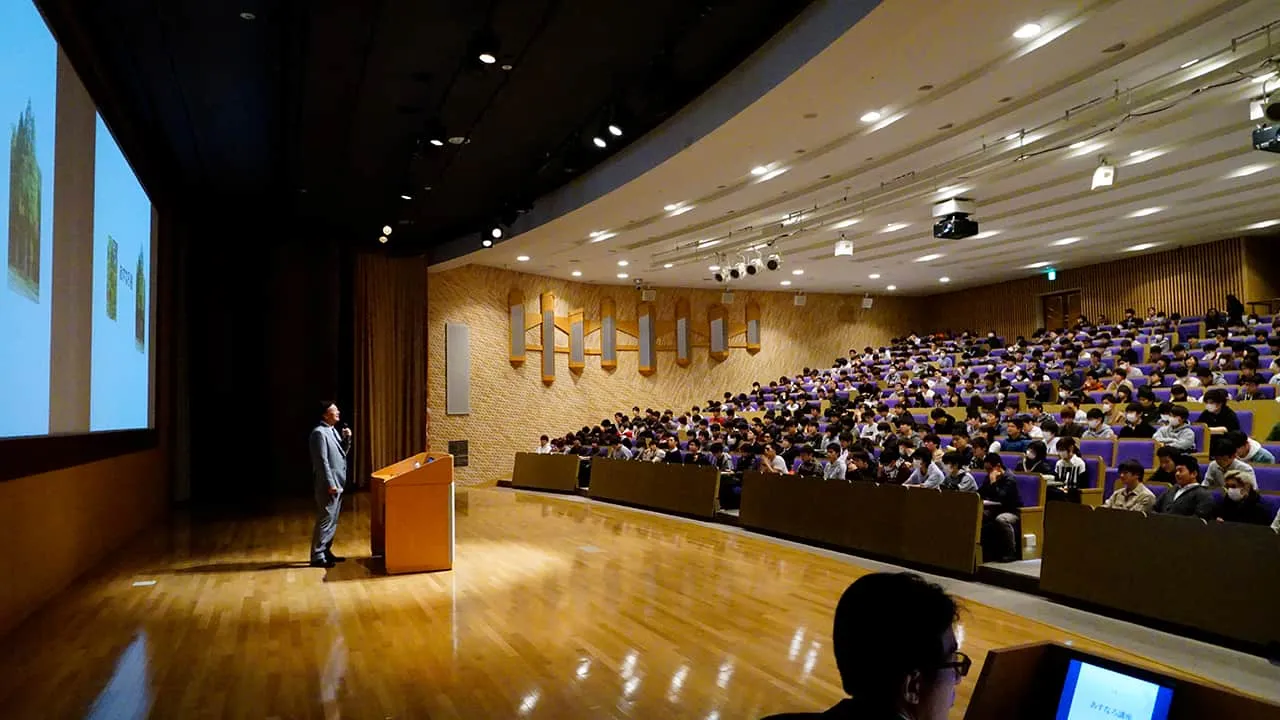 ステージ袖から壇上と受講席を写した写真