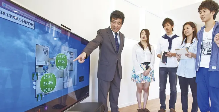 大型ディスプレイを使用して講師から解説を受けている様子