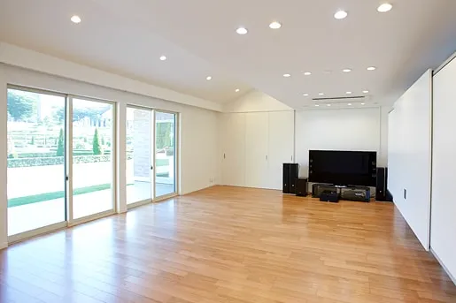 テレビとオーディオ機器が設置されている広い部屋