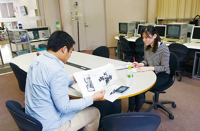 実際に現役編集者から評価とアドバイスを受けている様子