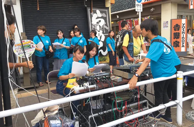 アナウンスブースで放送や音響を実践している風景