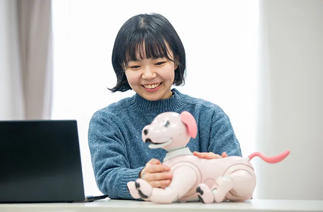 aiboと触れ合う生徒