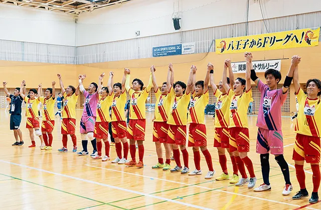 フットサルチームの記念写真