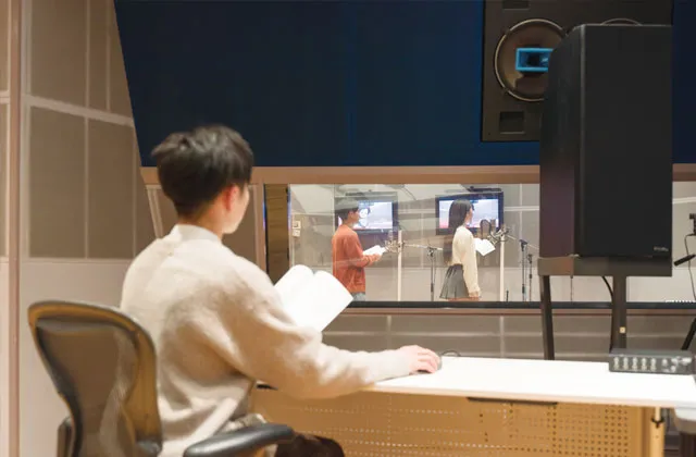 収録室の様子を見ながらコントロールルームで待機している様子