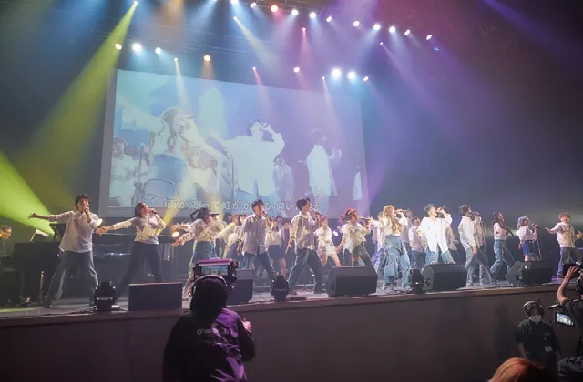 大勢でのパフォーマンスの風景