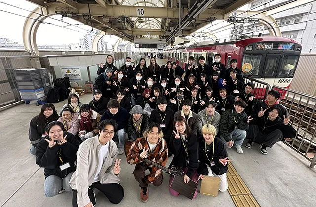 駅ホームで電車と記念撮影