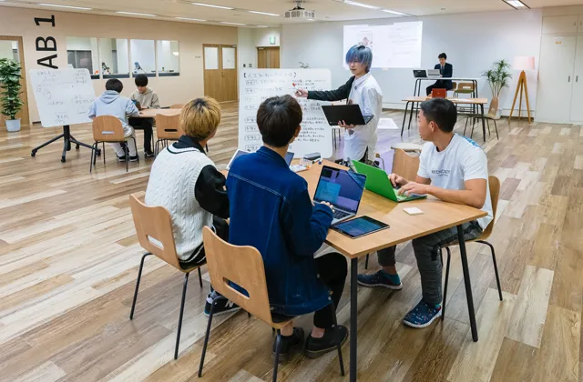 プロジェクト会議中の風景