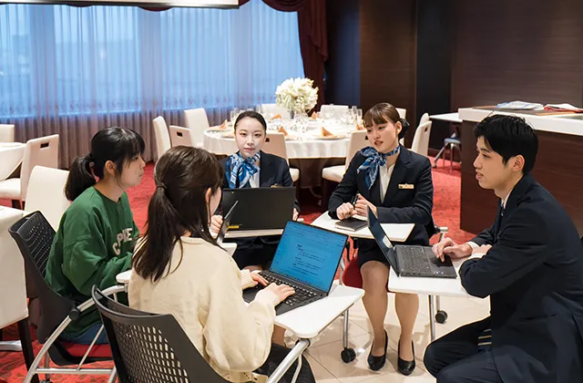 問題や情報共有をしている様子