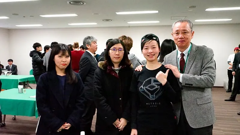 お世話になった講師と留学生たちで記念撮影