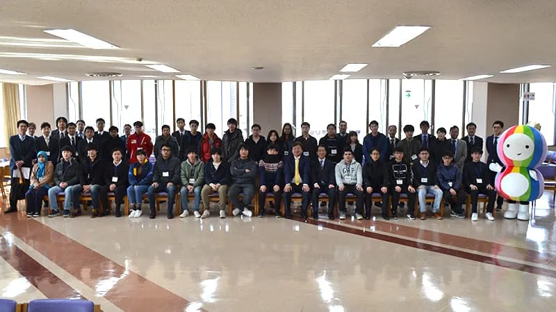 ぱっちぃと共に、前列は椅子に座り後列は立って記念撮影