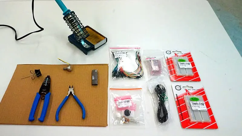 半田こて、ニッパー、パッキングされた束ねられたケーブルに端子など、確認しやすく配置された教材