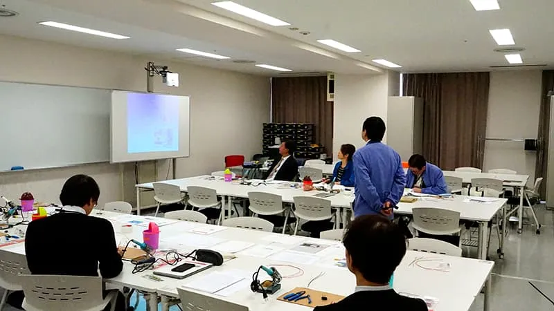 リラックスした様子でプロジェクター投影の映像を見ている風景