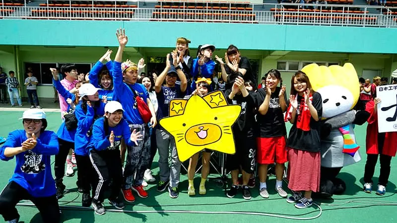 にゃんこスターを囲んで記念撮影をする生徒の皆さん