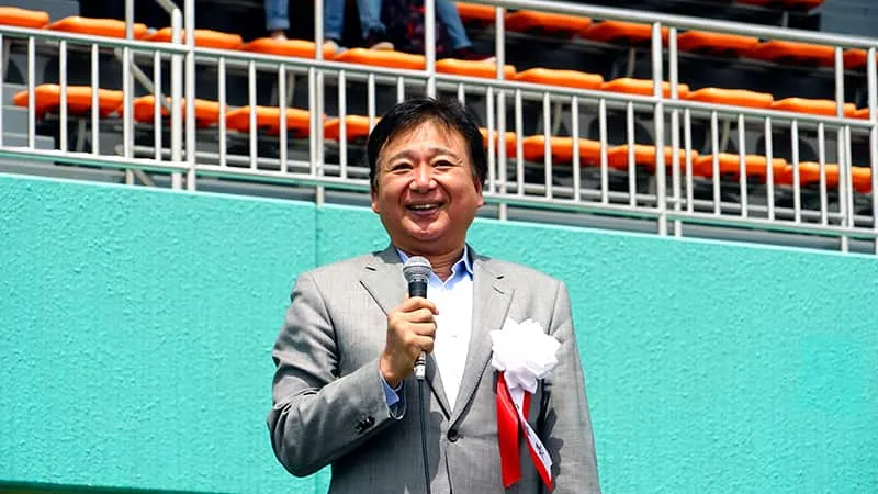 笑顔で挨拶をする挨拶をする