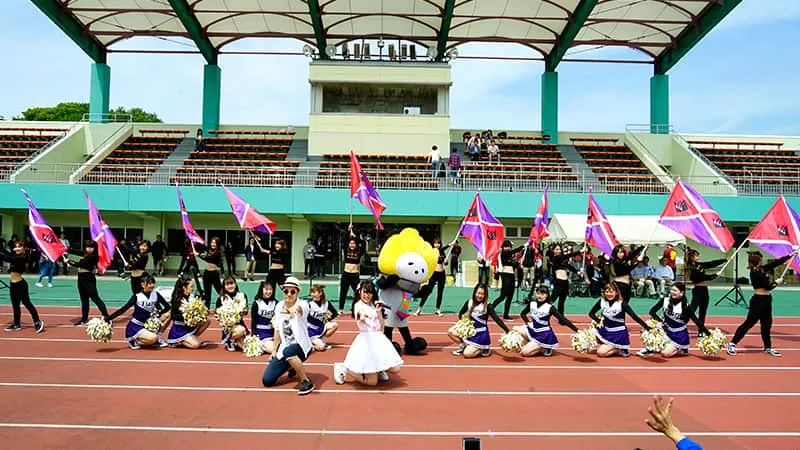 かまトゥや生徒たちのダイナミックなパフォーマンス