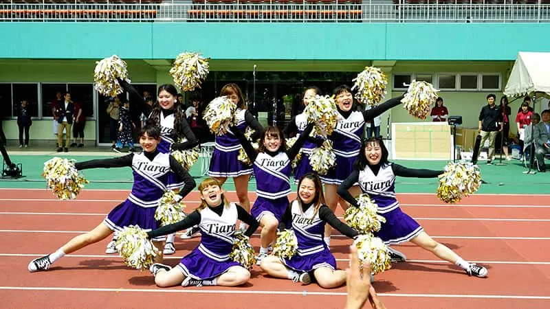 チアリーディングのコスチュームを身にまとった”ティアラ”の皆さん