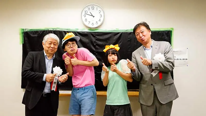 校長、にゃんこスター、理事長の4名で記念撮影