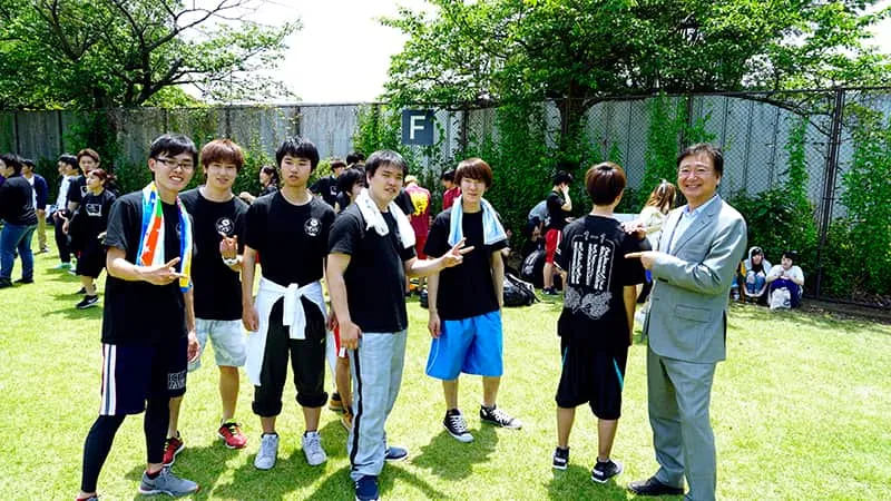 黒のお揃いTシャツを着た音響芸術科学生のみなさんと千葉理事長