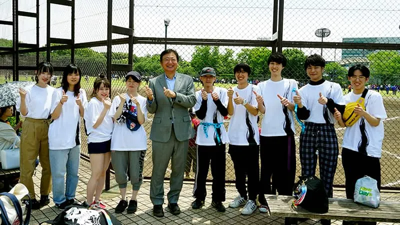 白のお揃いTシャツを着たマンガ・アニメーション科学生のみなさんと千葉理事長