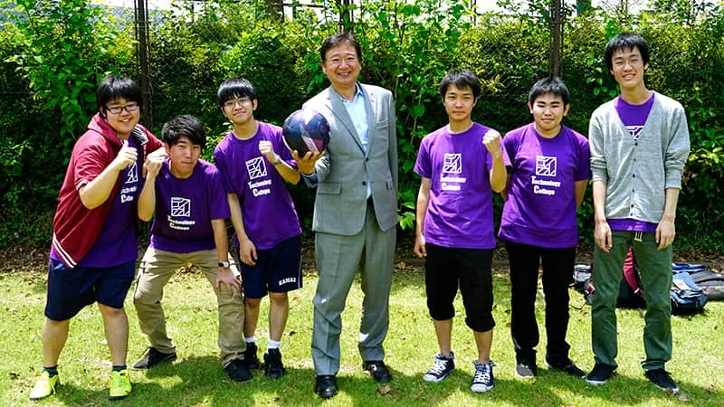 紫のお揃いTシャツを着たテクノロジーカレッジ学生のみなさんと千葉理事長