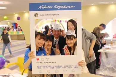 動物サンバイザーを着用し生徒たちとInstagram風フレームで写真撮影する千葉理事長