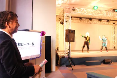 パフォーマンスを見つめる千葉理事長