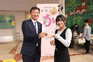 デザイン工房でスタッフの女子生徒と千葉理事長のツーショット
