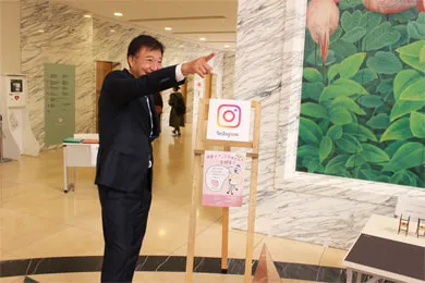 インスタポイントの看板と千葉理事長