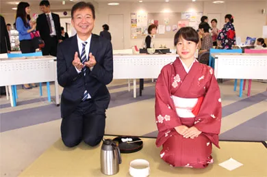 紅葉庵にて着物でお抹茶を提供している女子生徒と千葉理事長のツーショット