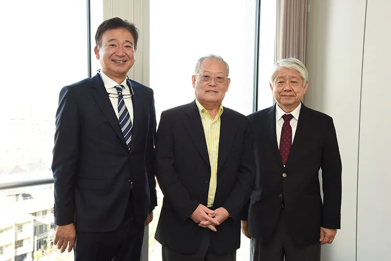 千葉理事長、村上憲郎さん、前野校長のスリーショット