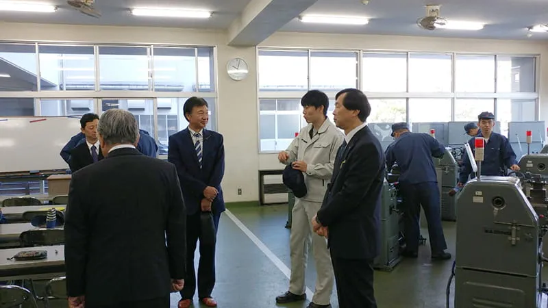 山梨県立甲府工業高等学校の授業を見学する千葉理事長
