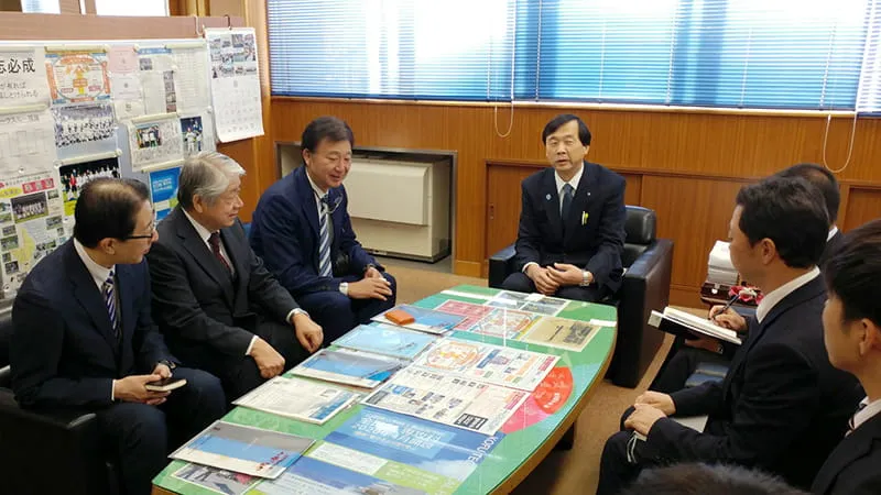山梨県立甲府工業高等学校の手塚校長先生や他の先生方と顔を突き合わせて意見交換する千葉校長