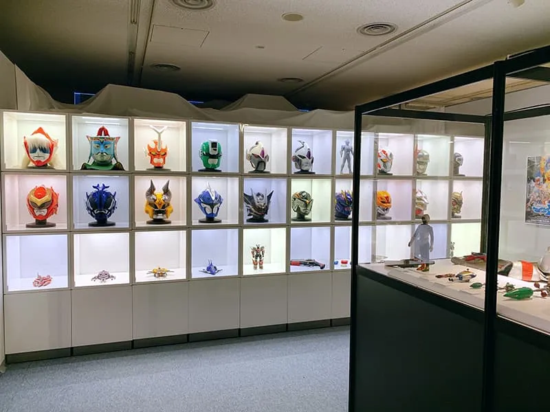 展示される沢山の特撮ヒーローの仮面