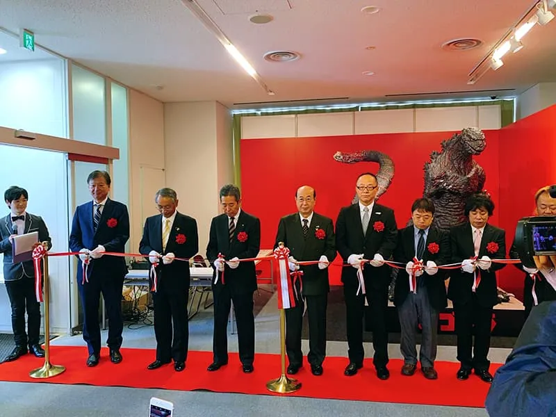 テープカットに参加する千葉理事長